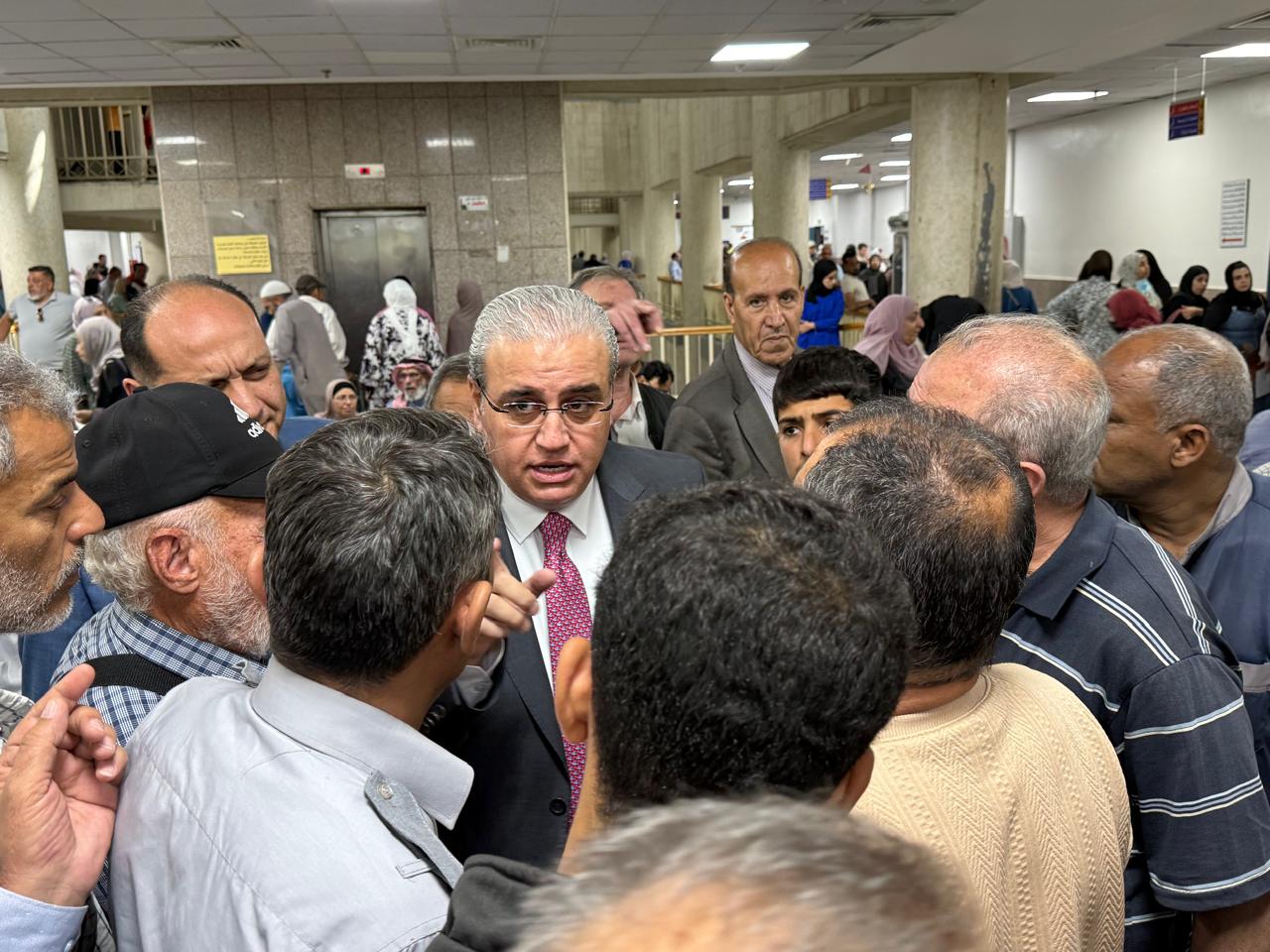 البدور في مستشفى حمزة: إعادة توزيع عيادات الاختصاص وتخفيف الضغط على الصيدلية والمختبر - صور
